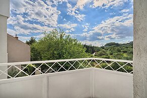 A 2 Spacious apt w big Balcony,4 min Walk to Beach