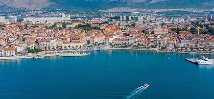 A3 - Luxury apt w big Balcony, 4 min Walk to Beach