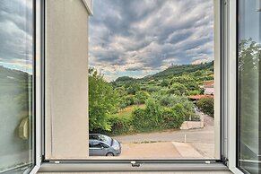 A 2 Spacious apt w big Balcony,4 min Walk to Beach
