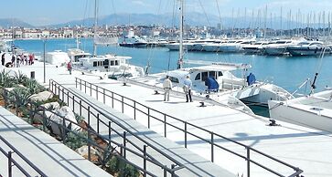 A3 - Luxury apt w big Balcony, 4 min Walk to Beach