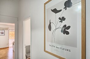 A3 - Luxury apt w big Balcony, 4 min Walk to Beach