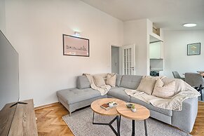 A3 - Luxury apt w big Balcony, 4 min Walk to Beach