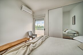 A3 - Luxury apt w big Balcony, 4 min Walk to Beach