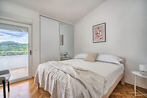 A3 - Luxury apt w big Balcony, 4 min Walk to Beach