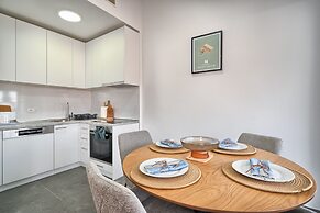 A3 - Luxury apt w big Balcony, 4 min Walk to Beach