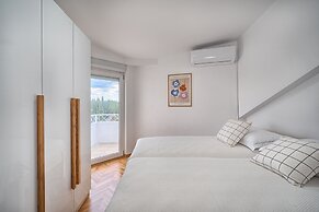 A3 - Luxury apt w big Balcony, 4 min Walk to Beach