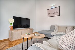 A3 - Luxury apt w big Balcony, 4 min Walk to Beach