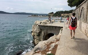 A3 - Luxury apt w big Balcony, 4 min Walk to Beach