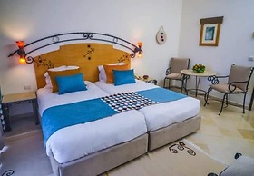 Yasmine Beach - Families and Couples