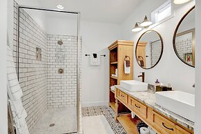 Luxury Combo Walk to Main With 2 Hot-tubs