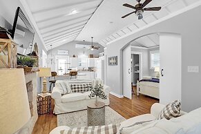 Luxury Combo Walk to Main With 2 Hot-tubs