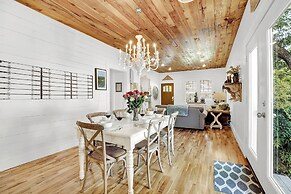 Luxury Combo Walk to Main With 2 Hot-tubs