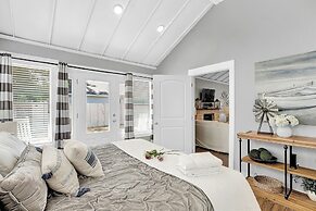 Luxury Combo Walk to Main With 2 Hot-tubs