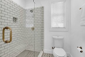 Luxury Combo Walk to Main With 2 Hot-tubs