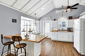 Luxury Combo Walk to Main With 2 Hot-tubs