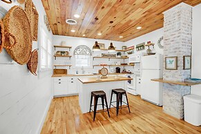 Luxury Combo Walk to Main With 2 Hot-tubs