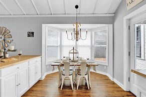 Luxury Combo Walk to Main With 2 Hot-tubs