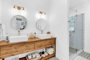 Luxury Combo Walk to Main With 2 Hot-tubs