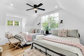 Luxury Combo Walk to Main With 2 Hot-tubs