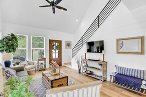 Luxury Combo Walk to Main With 2 Hot-tubs