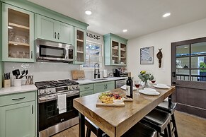 Southern Charm - Near Main With Hot Tub