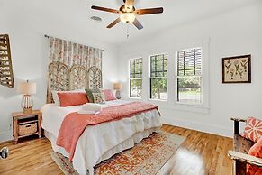 Luxury Near Main With Hot Tub