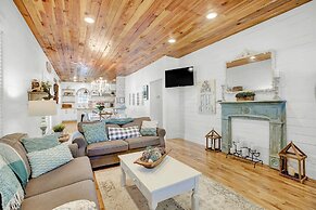 Luxury Near Main With Hot Tub