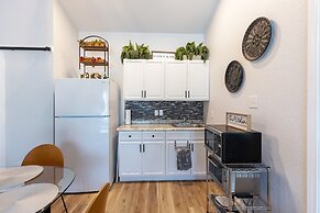 La Casita: Hot-tub & Firepit, 15 min to Fred!