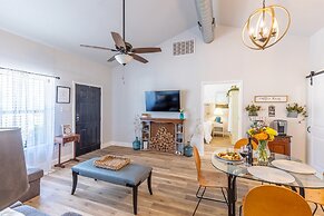 La Casita: Hot-tub & Firepit, 15 min to Fred!