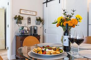 La Casita: Hot-tub & Firepit, 15 min to Fred!