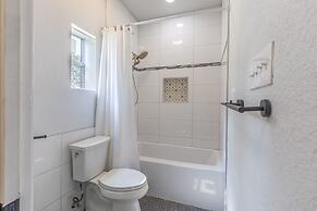 La Casita: Hot-tub & Firepit, 15 min to Fred!