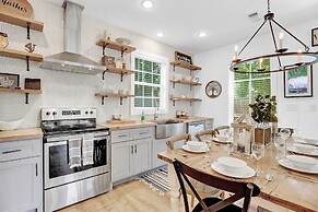 Stunning Home With Hot Tub - Walk to Main