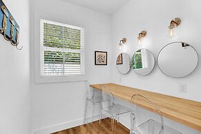 Stunning Home With Hot Tub - Walk to Main