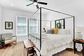 Stunning Home With Hot Tub - Walk to Main