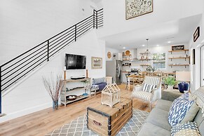 Stunning Home With Hot Tub - Walk to Main