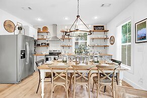 Stunning Home With Hot Tub - Walk to Main