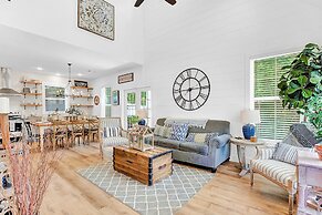 Stunning Home With Hot Tub - Walk to Main