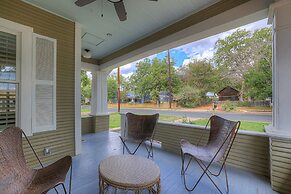 Heart of Fredericksburg With Pool Hot-tub&grill