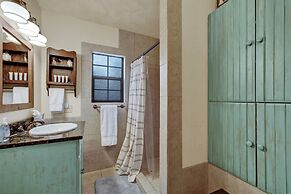 New! Luxury Home Near Main St With 2 Hottubs&firepit