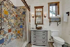 New! Luxury Home Near Main St With 2 Hottubs&firepit