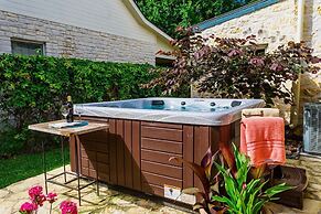 New! Luxury Home Near Main St With 2 Hottubs&firepit