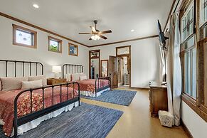 New! Luxury Home Near Main St With 2 Hottubs&firepit