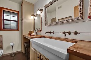 New! Luxury Home Near Main St With 2 Hottubs&firepit