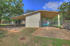 Elegant and Stylish Glenmoor Abode - 5 min to Town