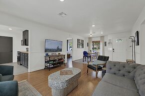 Elegant and Stylish Glenmoor Abode - 5 min to Town