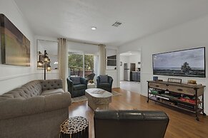 Elegant and Stylish Glenmoor Abode - 5 min to Town