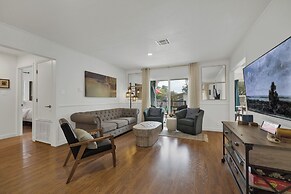 Elegant and Stylish Glenmoor Abode - 5 min to Town