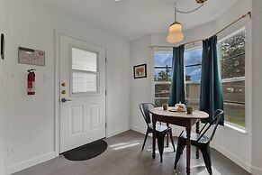 Elegant and Stylish Glenmoor Abode - 5 min to Town