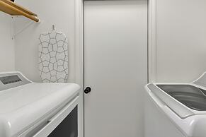 Elegant and Stylish Glenmoor Abode - 5 min to Town