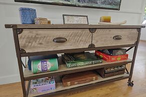 Elegant and Stylish Glenmoor Abode - 5 min to Town